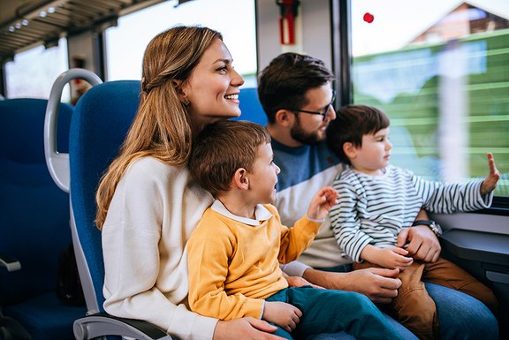Familie_fährt_Bahn.jpg