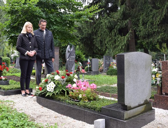 Kranzniederlegung_25._Todestag_Possart.JPG 